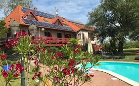Zsanett Hotel