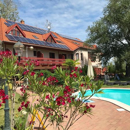 Zsanett Hotel Balatonkeresztúr Buitenkant foto