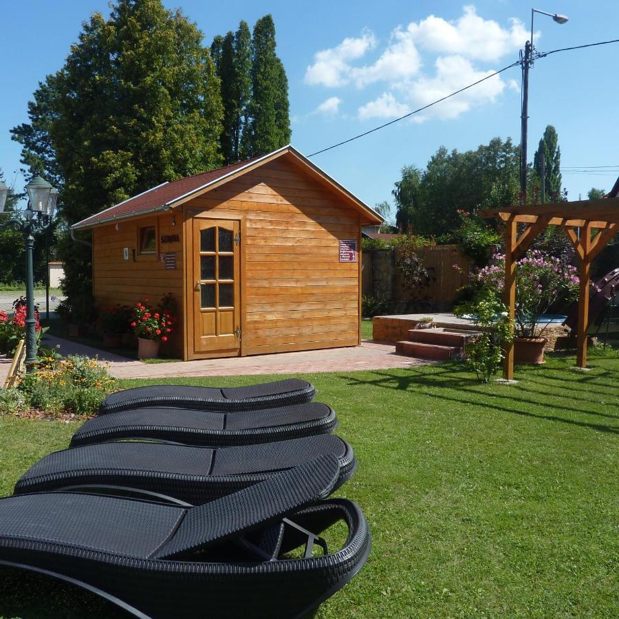 Zsanett Hotel Balatonkeresztúr Buitenkant foto