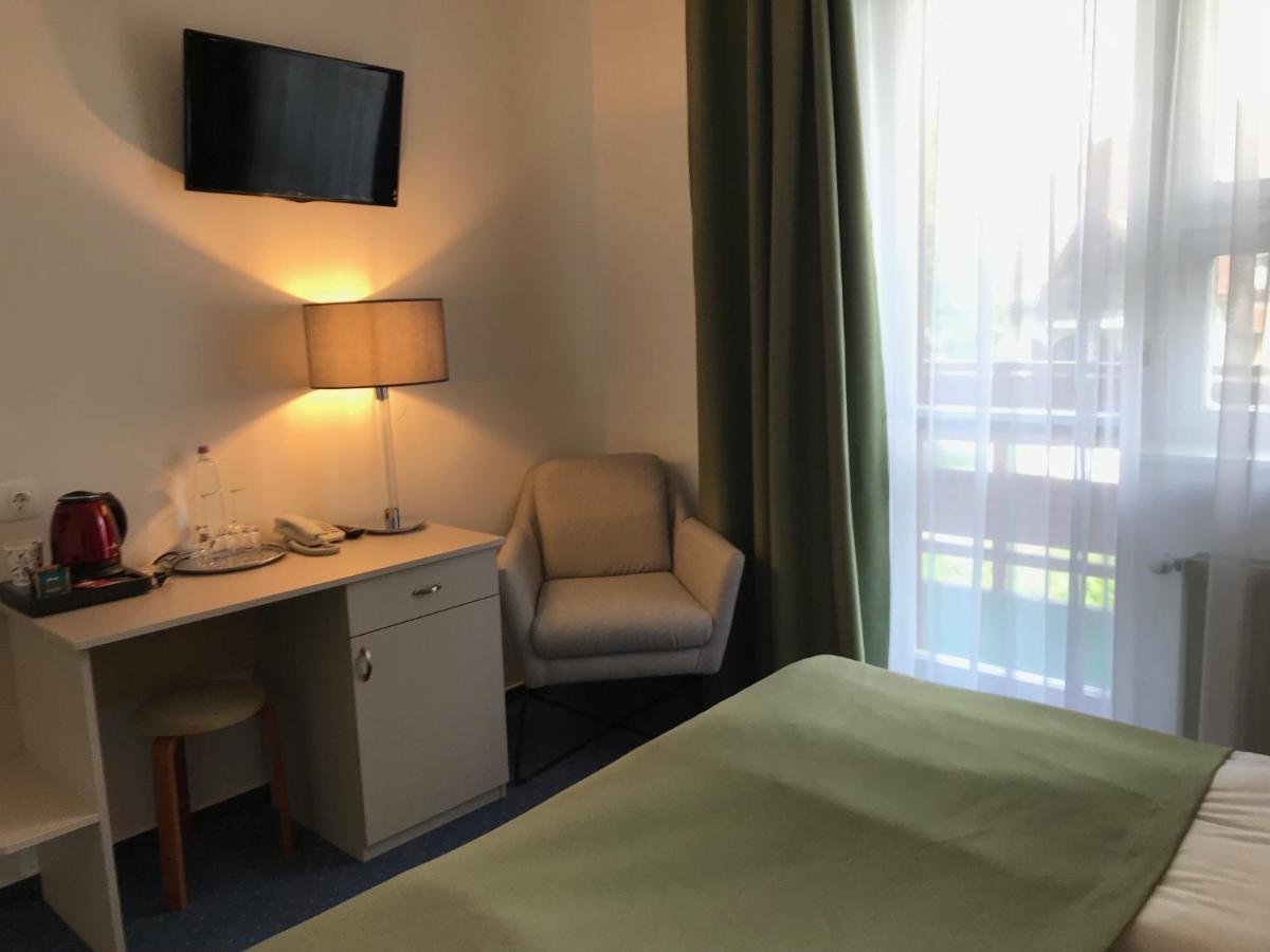 Zsanett Hotel Balatonkeresztúr Buitenkant foto