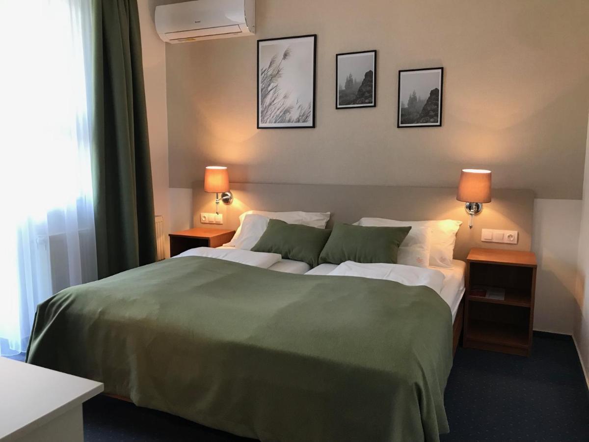 Zsanett Hotel Balatonkeresztúr Buitenkant foto