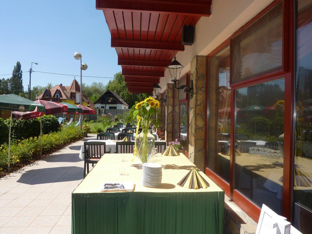 Zsanett Hotel Balatonkeresztúr Buitenkant foto
