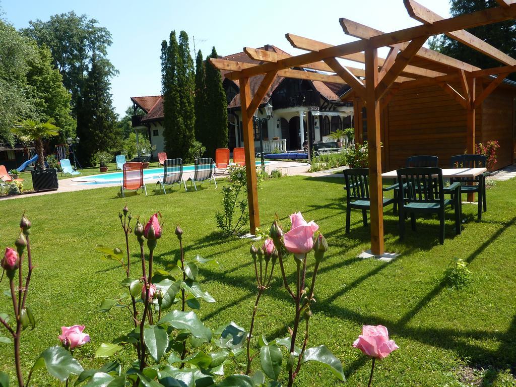 Zsanett Hotel Balatonkeresztúr Buitenkant foto