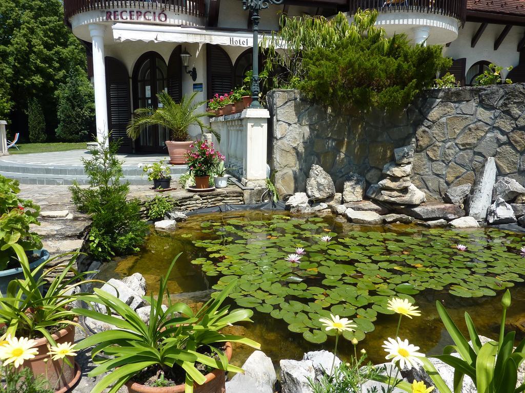Zsanett Hotel Balatonkeresztúr Buitenkant foto