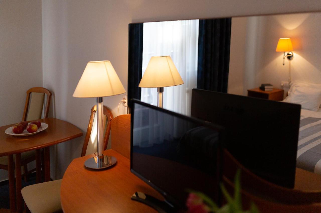 Zsanett Hotel Balatonkeresztúr Buitenkant foto