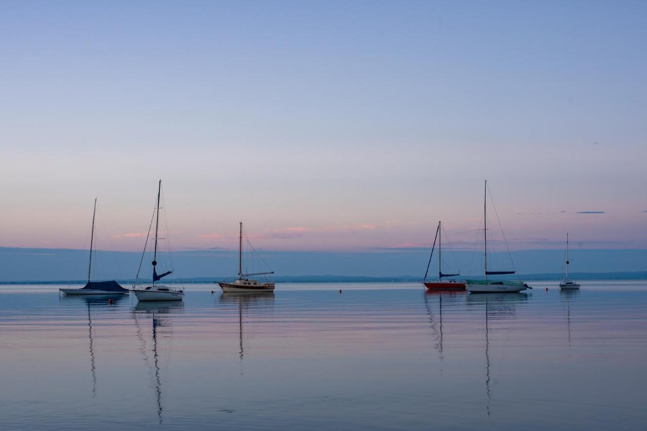 Zsanett Hotel Balatonkeresztúr Buitenkant foto
