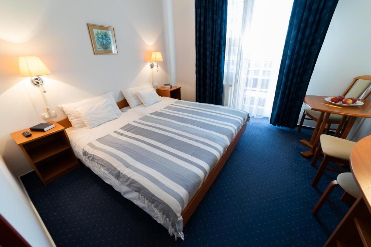 Zsanett Hotel Balatonkeresztúr Buitenkant foto