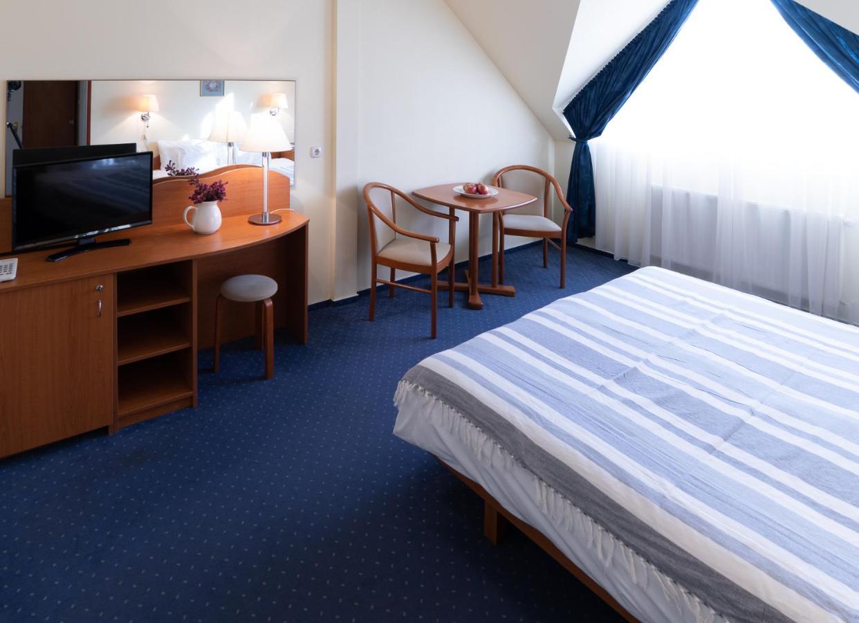 Zsanett Hotel Balatonkeresztúr Buitenkant foto