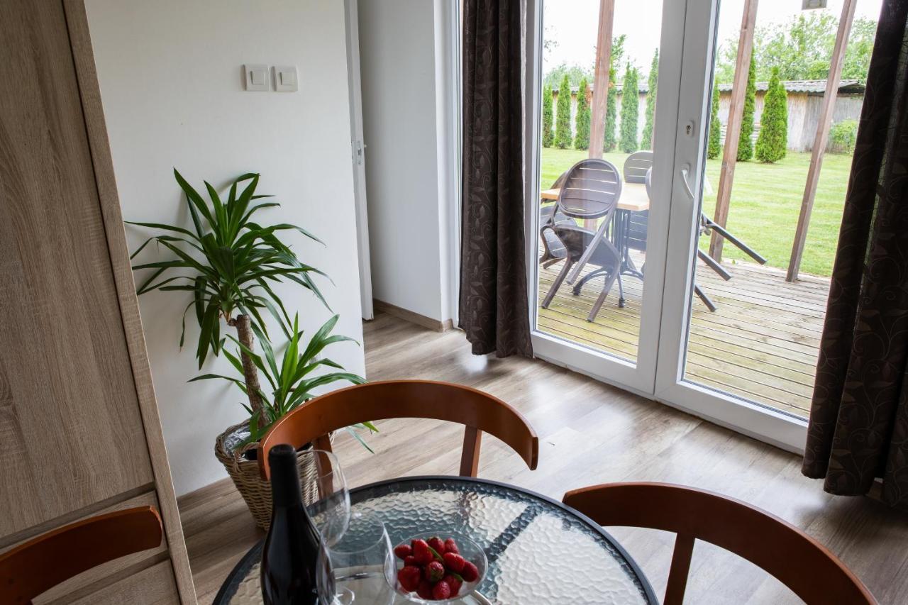 Zsanett Hotel Balatonkeresztúr Buitenkant foto