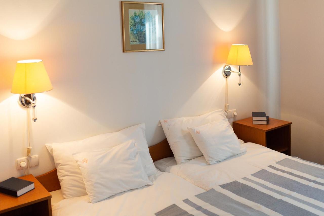 Zsanett Hotel Balatonkeresztúr Buitenkant foto